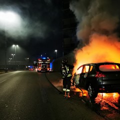 Automobile prende fuoco sulla SS96 a Modugno