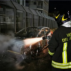 Automobile prende fuoco sulla SS96 a Modugno