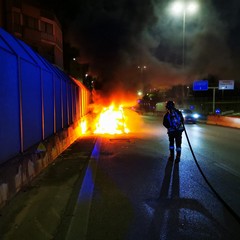 Automobile prende fuoco sulla SS96 a Modugno