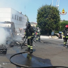 Camion in fiamme a Modugno: tempestivo l’intervento dei Vigili del Fuoco