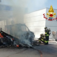 Camion in fiamme a Modugno: tempestivo l’intervento dei Vigili del Fuoco