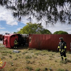 camion si ribalta sulla SS96