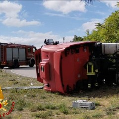 camion si ribalta sulla SS96