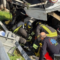 Camion si ribalta all'uscita A14 a Modugno, salvato l'autista