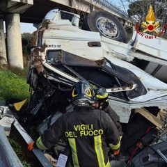 Camion si ribalta all'uscita A14 a Modugno, salvato l'autista