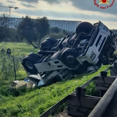 Camion si ribalta all'uscita A14 a Modugno, salvato l'autista