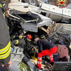 Camion si ribalta all'uscita A14 a Modugno, salvato l'autista