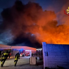 Vasto incendio in un'azienda di stoccaggio dei rifiuti tra Modugno e Palo del Colle