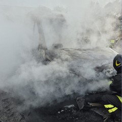 Furgone in fiamme nella zona industriale di Modugno