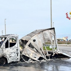 Furgone in fiamme nella zona industriale di Modugno