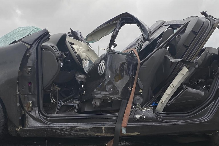 Terribile schianto tra auto e tir sulla strada statale 96, muore un 46enne