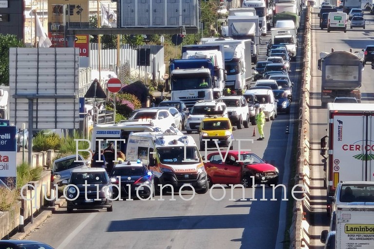 Incidente strada statale 96. <span>Foto Bit Live</span>