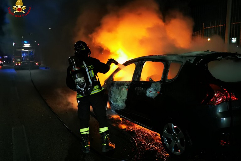 Automobile prende fuoco in marcia sulla strada statale 96 a Modugno