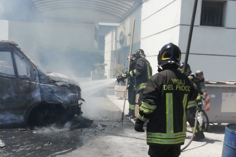 Camion in fiamme a Modugno: tempestivo l’intervento dei Vigili del Fuoco