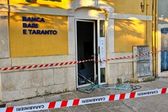 Altra notte di assalti: colpiti due bancomat, uno in centro a Modugno