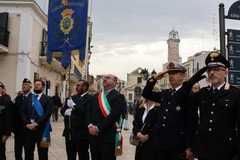 Cappellini rossi, bandierine, inno d'Italia, Modugno festeggia il 4 novembre