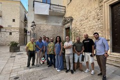Lenzuolo bianco per la polazione palestinese sulla facciata del Comune di Modugno