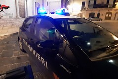 In giro con le ruote forate, i carabinieri gli trovano addosso droga. Arrestato