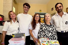 “Materiale scolastico sospeso” a Modugno, la solidarietà arriva tra i banchi: donati quaderni, penne e colori