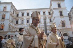 L'arcidiocesi di Bari-Bitonto ha ufficialmente un nuovo vescovo, passaggio di consegne in cattedrale