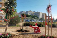Il parco diventa un villaggio di Babbo Natale, grazie a tre volontarie
