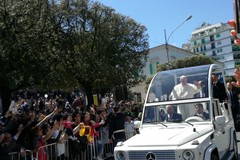 La visita di Papa Francesco: 'Non sono riuscita a non piangere'