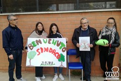 Festa dell'albero, i ragazzi della scuola Gandhi regalano pensieri al sindaco ambientalista