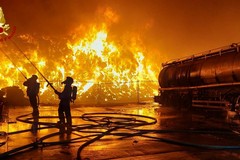 Incendio in un capannone di rifiuti tra Palo e Modugno, vigili al lavoro da ore