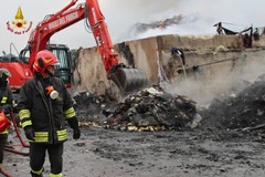 Oltre 40 vigili del fuoco al lavoro, l'incendio Ecogreen Planet continua