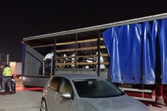 Bilico di pezzi di auto pronto per partire: tre arresti dei Carabinieri