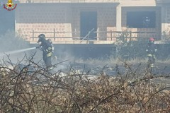 Incendio di discarica selvaggia a Modugno: intervengono i Vigili del Fuoco