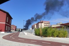 Fumo nero, divampa un incendio nella zona industriale di Modugno