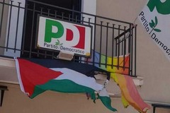 Atto vandalico al Pd Modugno, bruciate le bandiere