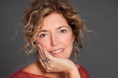Sandra Bonzi presenta "Una parola per non morire" alle Vecchie Segherie Mastrototaro di Bisceglie
