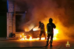Auto in fiamme nella notte, Vigili del Fuoco al lavoro a Modugno