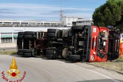 Modugno, camion si ribalta sulla SS96: autista in buone condizioni