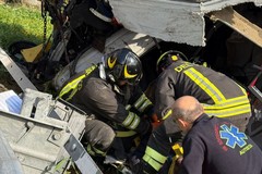 Camion si ribalta all'uscita A14 a Modugno, salvato l'autista