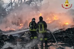 Incendio all'azienda di stoccaggio rifiuti,  Arpa Puglia: «Nessuna criticità nella qualità dell'aria a Modugno»
