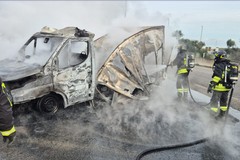 Furgone delle poste in fiamme nella zona industriale di Modugno