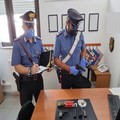 Modugno, gira con una pistola e tenta di nascondere l'arma ai carabinieri: arrestato