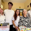 “Materiale scolastico sospeso” a Modugno, la solidarietà arriva tra i banchi: donati quaderni, penne e colori
