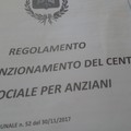 Il centro anziani troppo piccolo: applicato il regolamento. Fuori in 38. Monta la protesta