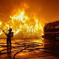 Incendio in un capannone di rifiuti tra Palo e Modugno, vigili al lavoro da ore