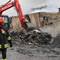 Oltre 40 vigili del fuoco al lavoro, l'incendio Ecogreen Planet continua