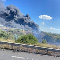 Grosso incendio a Modugno, a fuoco capannoni alla zona industriale