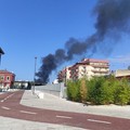Fumo nero, divampa un incendio nella zona industriale di Modugno