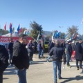 Bosch, il 99% dei lavoratori in sciopero davanti ai cancelli: «Vogliamo risposte»