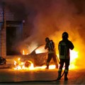 Auto in fiamme nella notte, Vigili del Fuoco al lavoro a Modugno