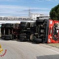 Modugno, camion si ribalta sulla SS96: autista in buone condizioni