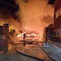 Vasto incendio in un'azienda di stoccaggio dei rifiuti tra Modugno e Palo del Colle